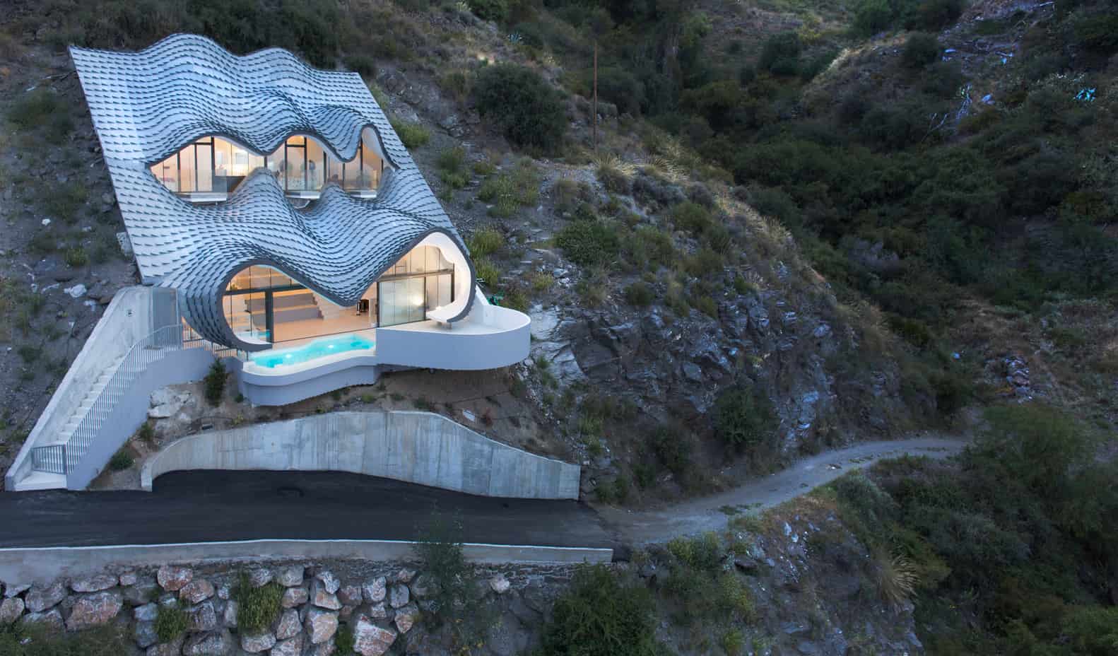 خانه‌ای روی صخره؛ اجرای خلاقانه روی شیب 42 درجه!