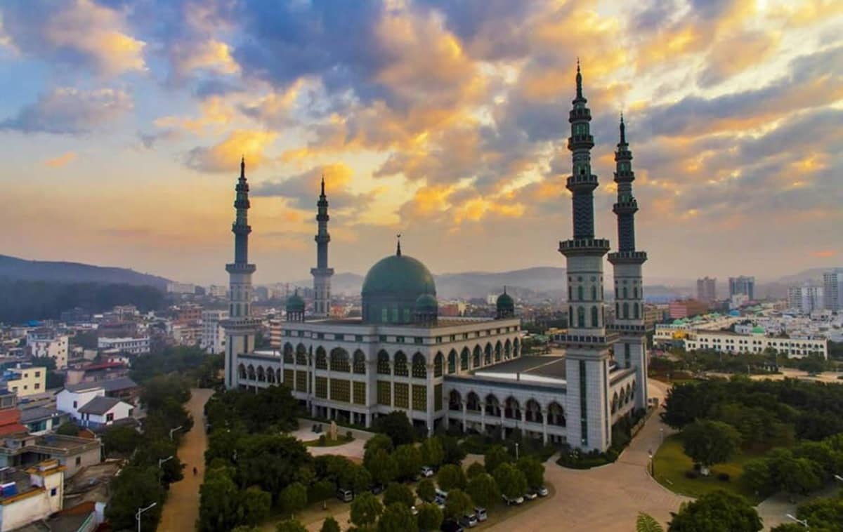بزرگترین مسجد آسیای جنوب شرقی با مناره‌های چینی!