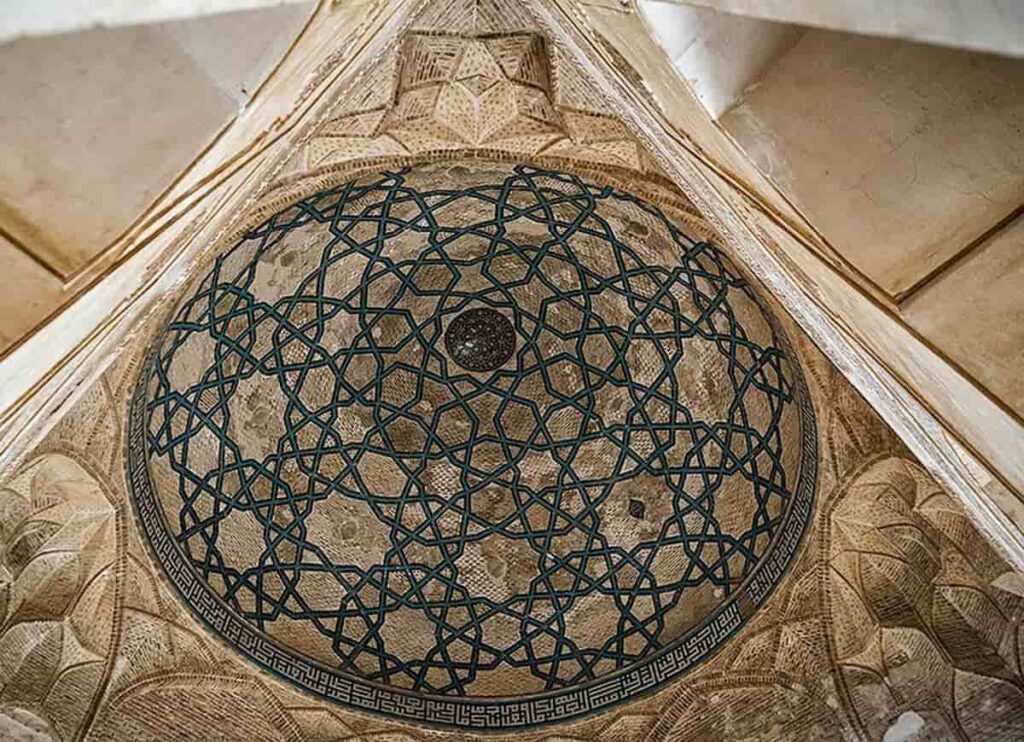 ۱۷ لایه تاریخی داخل گنبدخانه مسجد جامع ساوه