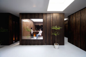 معماری خلاقانه خانه‌ای منحصر به فرد با پنجره‌های سقفی در ژاپن