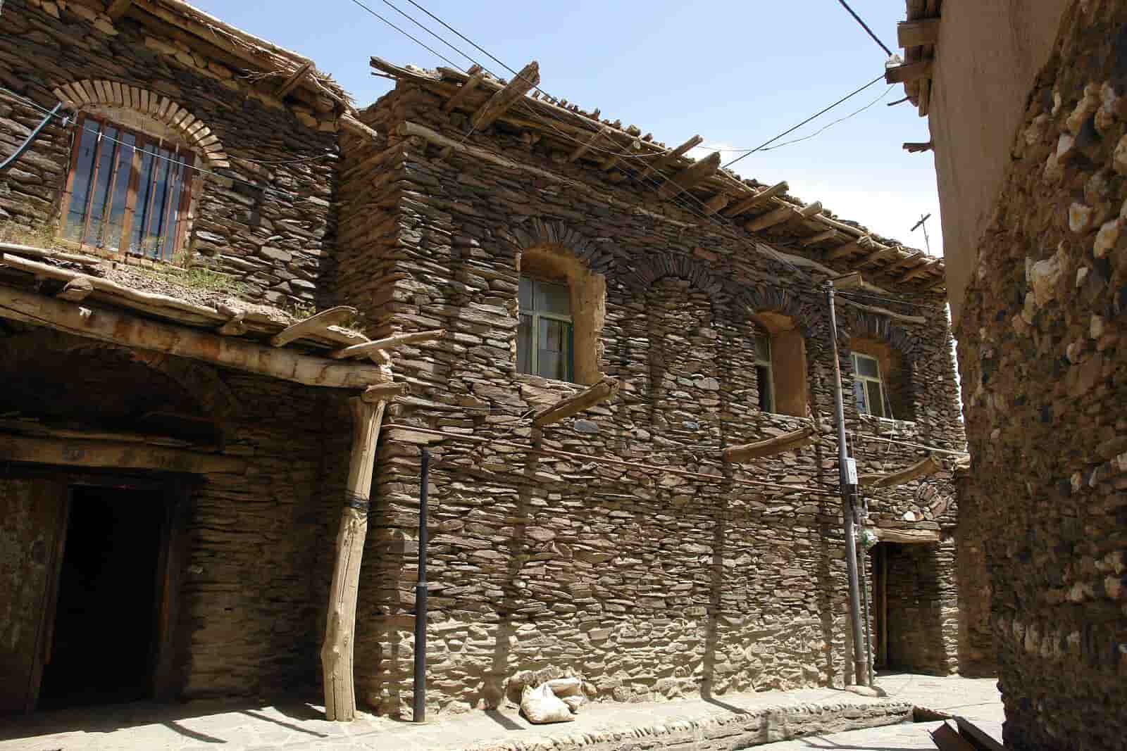 معماری سنگی روستای ورکانه، زیباترین کوچه‌های جا مانده از دوران صفویه!