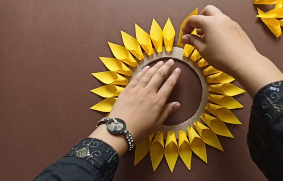 با دیوارکوب کاغذی گل آفتابگردان، اتاقت را زیباتر کن! + ویدئو