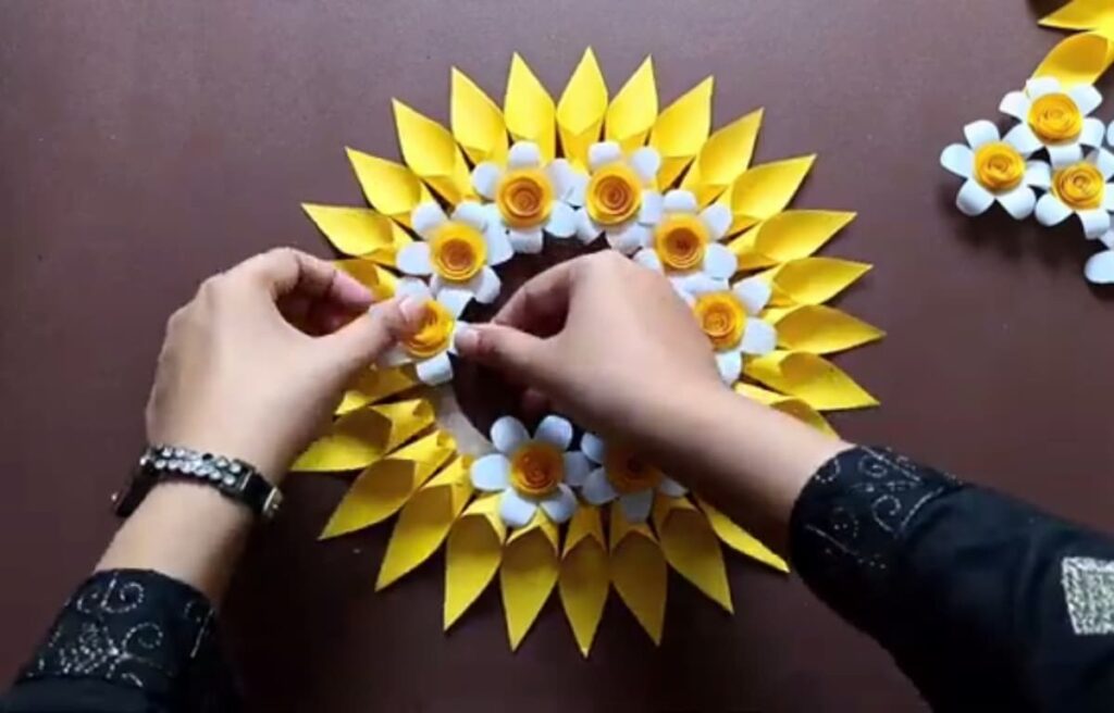 وسایل لازم برای ساخت دیوارکوب کاغذی گل آفتابگردان: