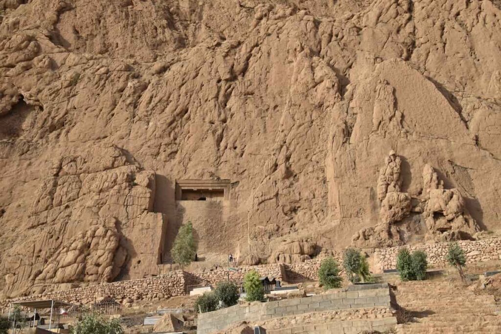 بناهای تاریخی محور ساسانی بدون عرصه و حریم! کل داوود