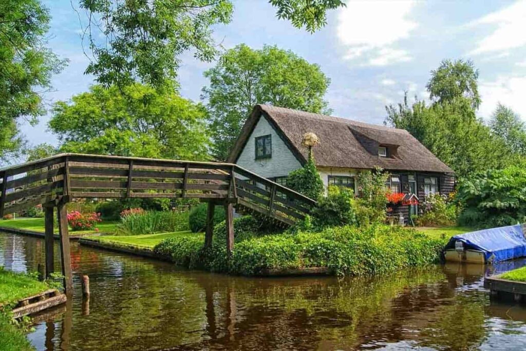 روستای خیتهورن یا گیتورن (Giethoorn)، دهکده‌ای رویایی 