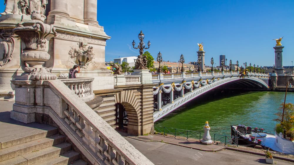 پل Pont Alexandre III محل عبور دوچرخه سواران جاده ای المپیک 2024