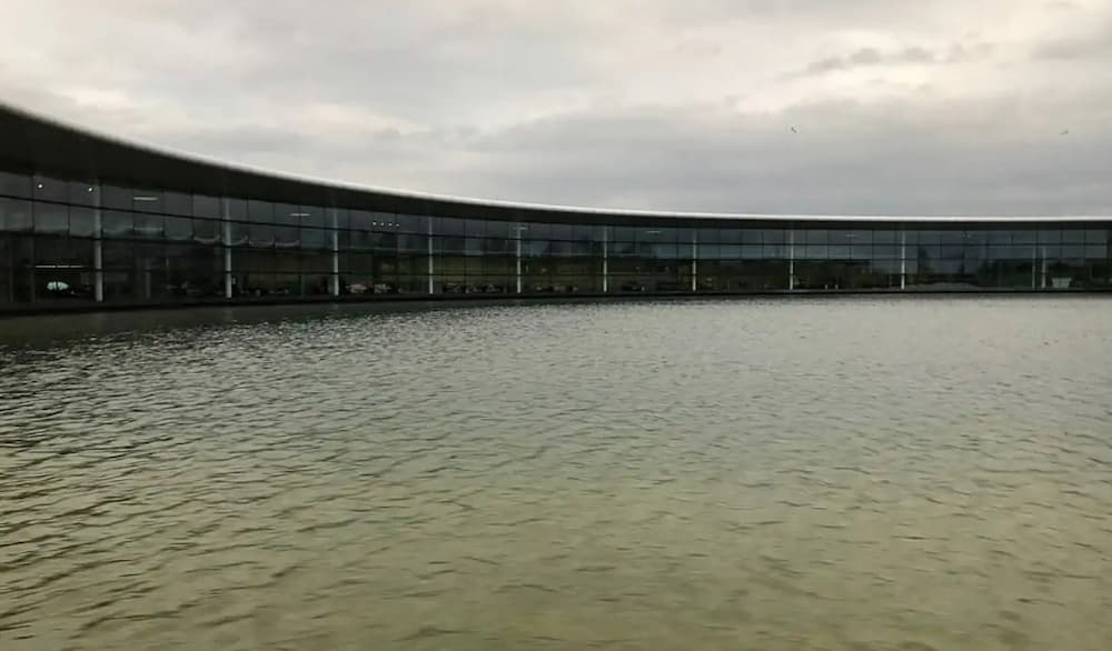 نمای شیشه ای ساختمان تکنوولژی مک لارن