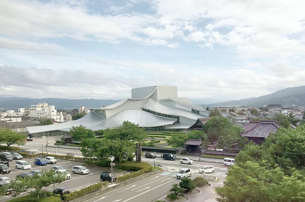 ساختمان Sculptural Tsuruoka city cultural hall 