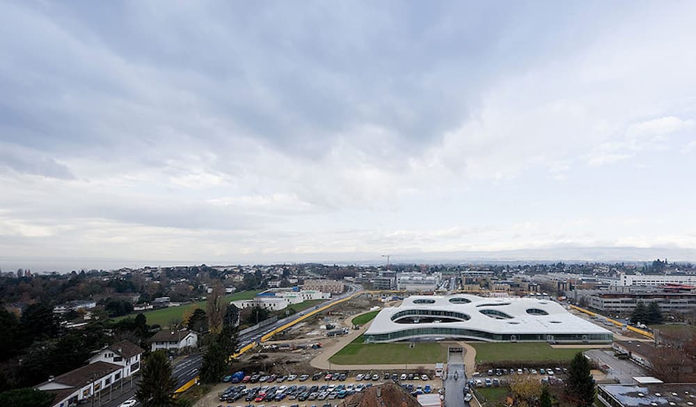 نمای دور ساختمان مرکز آموزش رولکس، Rolex Learning Center