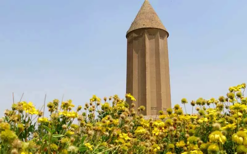 این بلندترین برج ایران است که با تخم‌مرغ محکم شده است