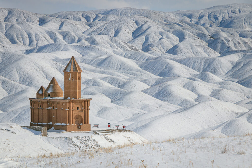 مستطیل با نمای آجری، مثل آتش در دل برف؛ کلیسای بی‌همتای مراغه