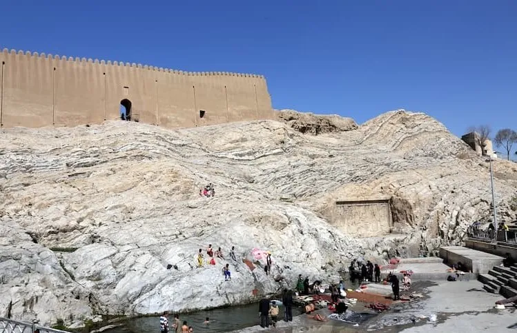 چند تصویر باصفا و قدیمی از مراسم قالیشویی در چشمه‌ آب علی